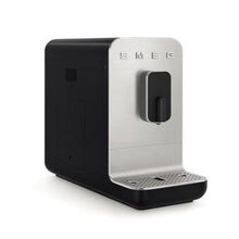 Cargar imagen en el visor de la galería, Cafetera súper automàtica SMEG Negre